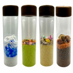 Un pack de quatre bouteilles sensorielles sur le thème et les couleurs des diverses saisons
